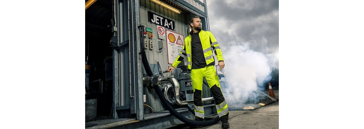 Mand i arbejdsdragt med sikkerhedssko